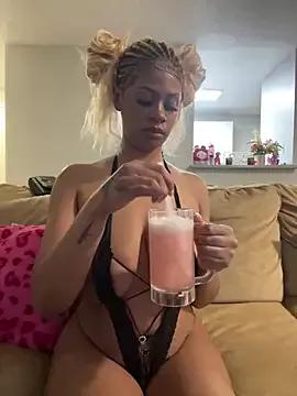 Discover our girls online shows and discover the company of countless livestreamers, with stunning shapes, sex toys and more.