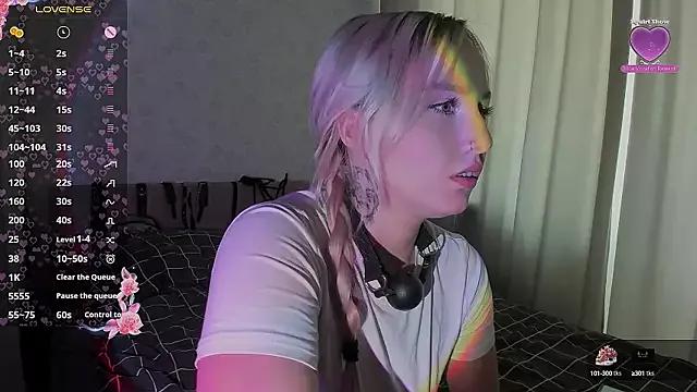 Discover our girls online shows and discover the company of countless livestreamers, with stunning shapes, sex toys and more.