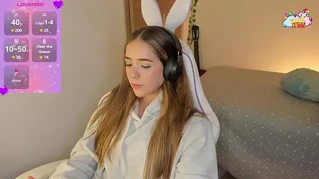Discover our girls online shows and discover the company of countless livestreamers, with stunning shapes, sex toys and more.