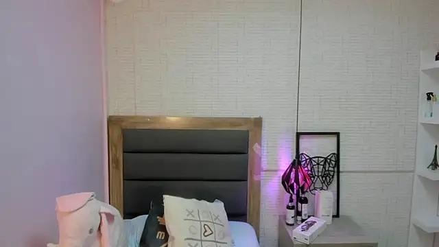Discover our girls online shows and discover the company of countless livestreamers, with stunning shapes, sex toys and more.