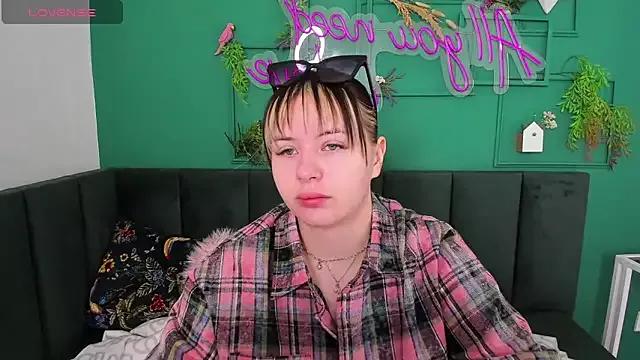 Discover our girls online shows and discover the company of countless livestreamers, with stunning shapes, sex toys and more.
