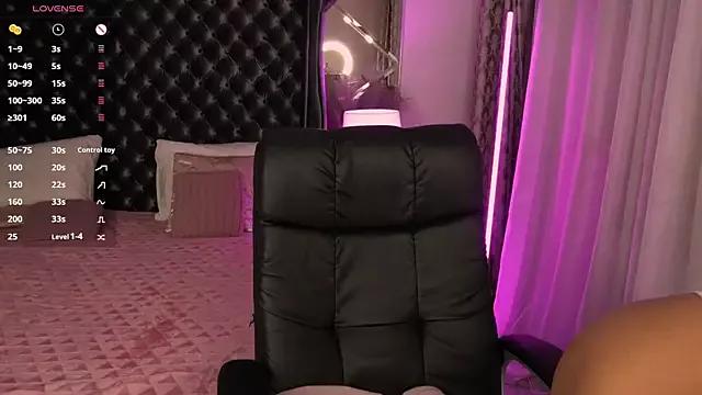 Discover our girls online shows and discover the company of countless livestreamers, with stunning shapes, sex toys and more.