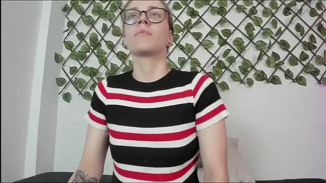 Shinny_Crystal from StripChat is Freechat