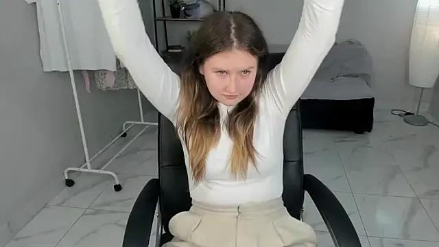 Discover our girls online shows and discover the company of countless livestreamers, with stunning shapes, sex toys and more.