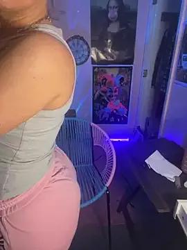 Discover our girls online shows and discover the company of countless livestreamers, with stunning shapes, sex toys and more.