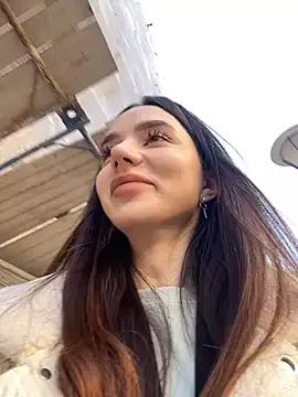 Discover our girls online shows and discover the company of countless livestreamers, with stunning shapes, sex toys and more.