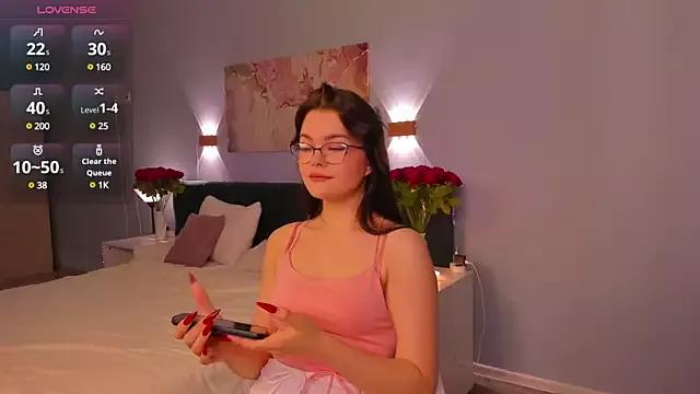 Discover our girls online shows and discover the company of countless livestreamers, with stunning shapes, sex toys and more.