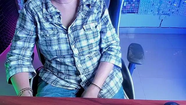 Discover our girls online shows and discover the company of countless livestreamers, with stunning shapes, sex toys and more.