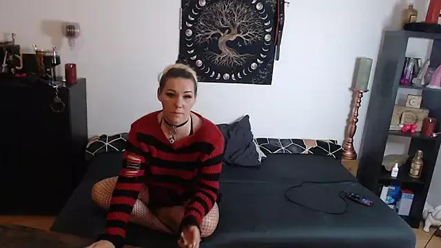 Discover our girls online shows and discover the company of countless livestreamers, with stunning shapes, sex toys and more.