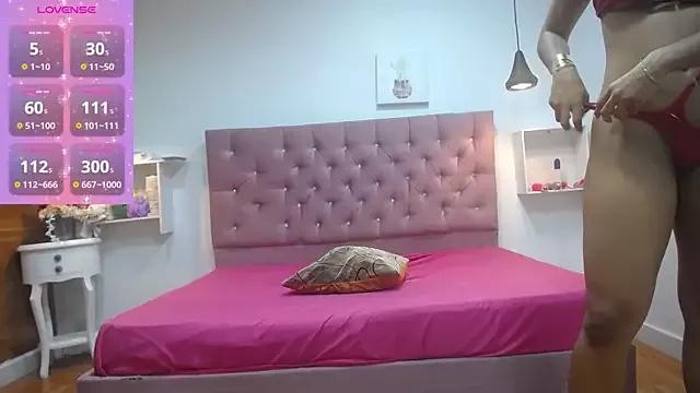 Discover our girls online shows and discover the company of countless livestreamers, with stunning shapes, sex toys and more.