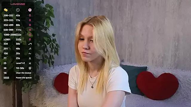 SilviaHigh from StripChat is Freechat