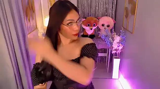 Discover our girls online shows and discover the company of countless livestreamers, with stunning shapes, sex toys and more.