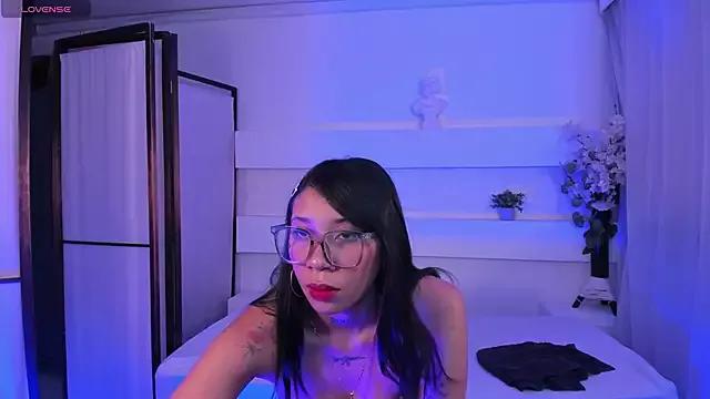 Discover our girls online shows and discover the company of countless livestreamers, with stunning shapes, sex toys and more.