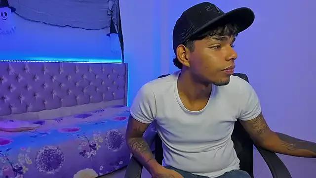 Discover our girls online shows and discover the company of countless livestreamers, with stunning shapes, sex toys and more.