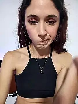 Discover our girls online shows and discover the company of countless livestreamers, with stunning shapes, sex toys and more.