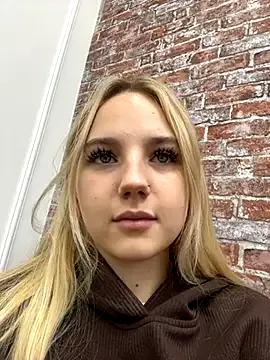 Discover our girls online shows and discover the company of countless livestreamers, with stunning shapes, sex toys and more.