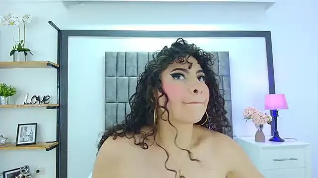 Discover our girls online shows and discover the company of countless livestreamers, with stunning shapes, sex toys and more.