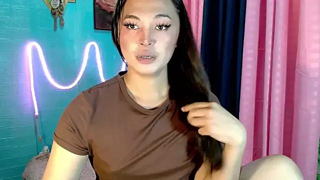 Discover our girls online shows and discover the company of countless livestreamers, with stunning shapes, sex toys and more.