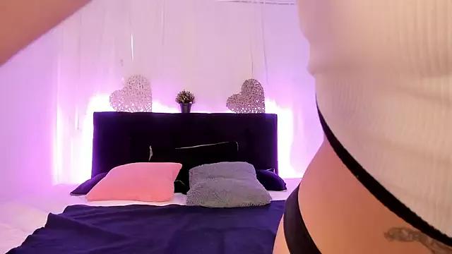 Discover our girls online shows and discover the company of countless livestreamers, with stunning shapes, sex toys and more.