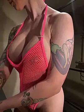 Discover our girls online shows and discover the company of countless livestreamers, with stunning shapes, sex toys and more.