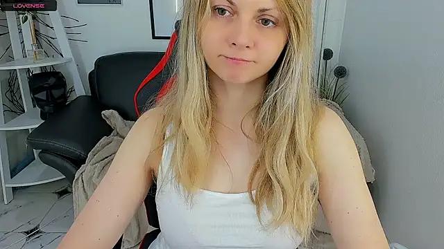 Discover our girls online shows and discover the company of countless livestreamers, with stunning shapes, sex toys and more.