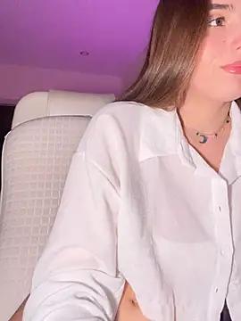 Discover our girls online shows and discover the company of countless livestreamers, with stunning shapes, sex toys and more.