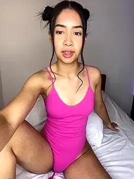 Discover our girls online shows and discover the company of countless livestreamers, with stunning shapes, sex toys and more.