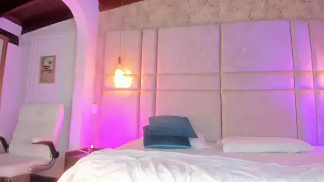 Discover our girls online shows and discover the company of countless livestreamers, with stunning shapes, sex toys and more.