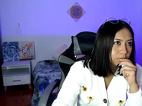 Discover our girls online shows and discover the company of countless livestreamers, with stunning shapes, sex toys and more.