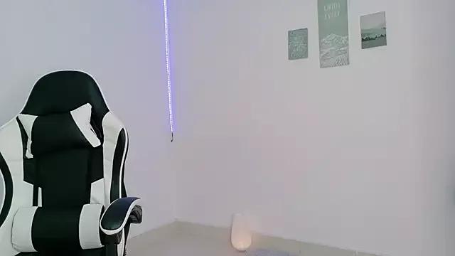 Discover our girls online shows and discover the company of countless livestreamers, with stunning shapes, sex toys and more.