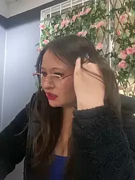 Discover our girls online shows and discover the company of countless livestreamers, with stunning shapes, sex toys and more.