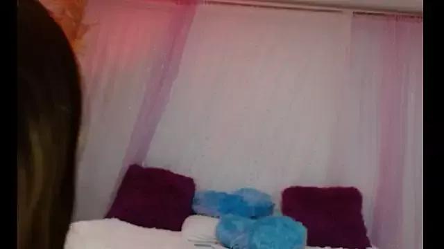 Discover our girls online shows and discover the company of countless livestreamers, with stunning shapes, sex toys and more.