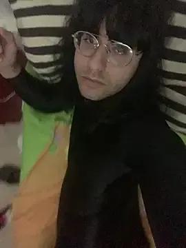 Discover our girls online shows and discover the company of countless livestreamers, with stunning shapes, sex toys and more.