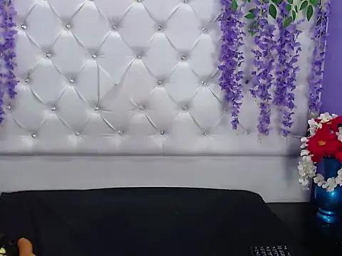 Discover our girls online shows and discover the company of countless livestreamers, with stunning shapes, sex toys and more.