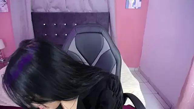 Discover our girls online shows and discover the company of countless livestreamers, with stunning shapes, sex toys and more.