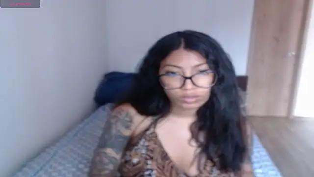Discover our girls online shows and discover the company of countless livestreamers, with stunning shapes, sex toys and more.