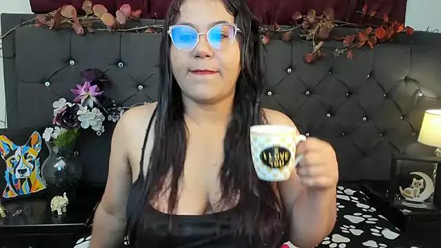 Discover our girls online shows and discover the company of countless livestreamers, with stunning shapes, sex toys and more.