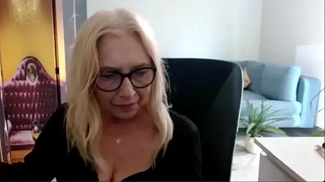 Discover our girls online shows and discover the company of countless livestreamers, with stunning shapes, sex toys and more.