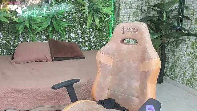 Discover our girls online shows and discover the company of countless livestreamers, with stunning shapes, sex toys and more.