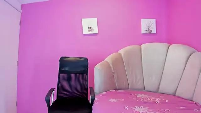 Discover our girls online shows and discover the company of countless livestreamers, with stunning shapes, sex toys and more.