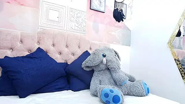 Discover our girls online shows and discover the company of countless livestreamers, with stunning shapes, sex toys and more.