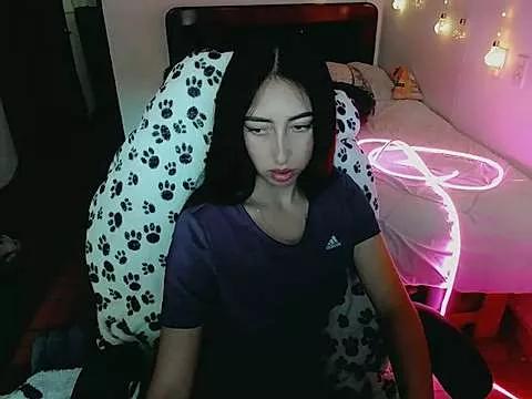 Discover our girls online shows and discover the company of countless livestreamers, with stunning shapes, sex toys and more.