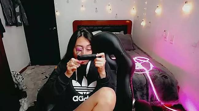 Discover our girls online shows and discover the company of countless livestreamers, with stunning shapes, sex toys and more.