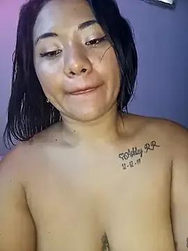Discover our girls online shows and discover the company of countless livestreamers, with stunning shapes, sex toys and more.