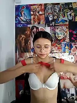 Discover our girls online shows and discover the company of countless livestreamers, with stunning shapes, sex toys and more.