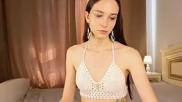 Discover our girls online shows and discover the company of countless livestreamers, with stunning shapes, sex toys and more.