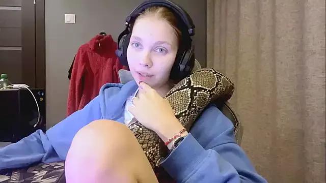 Discover our girls online shows and discover the company of countless livestreamers, with stunning shapes, sex toys and more.