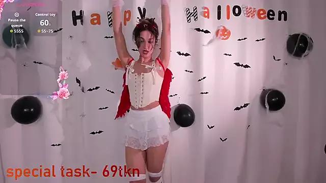 Discover our girls online shows and discover the company of countless livestreamers, with stunning shapes, sex toys and more.