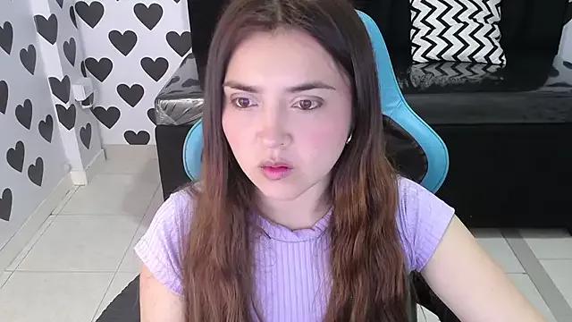 Discover our girls online shows and discover the company of countless livestreamers, with stunning shapes, sex toys and more.