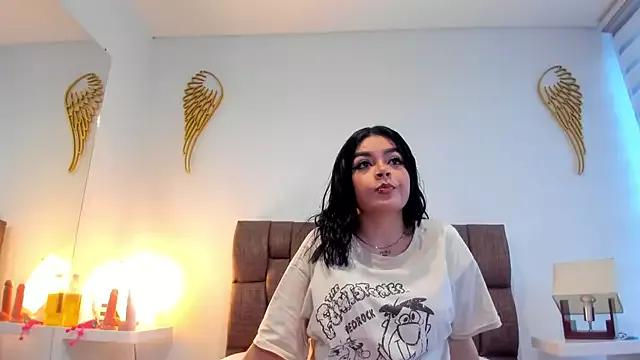 Discover our girls online shows and discover the company of countless livestreamers, with stunning shapes, sex toys and more.
